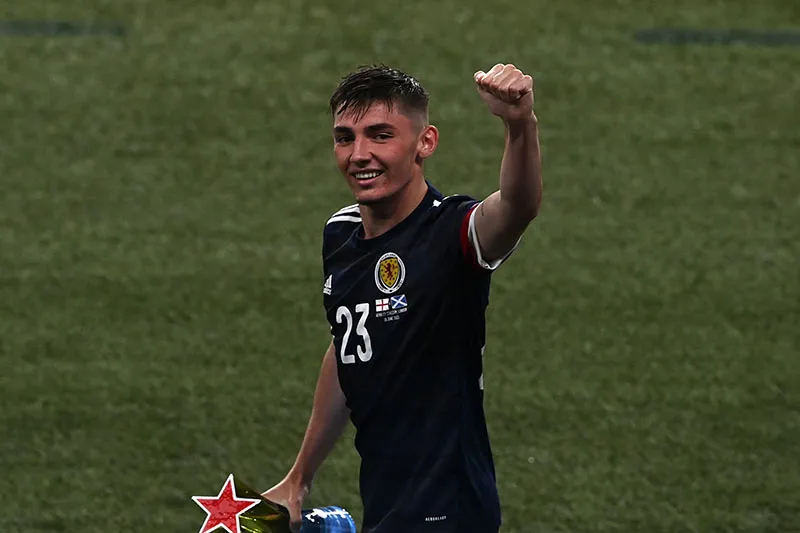 Billy Gilmour en un duelo con Escocia