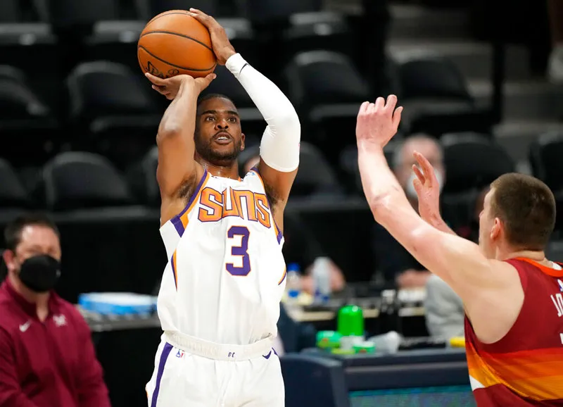 El base de los Suns realiza un tiro
