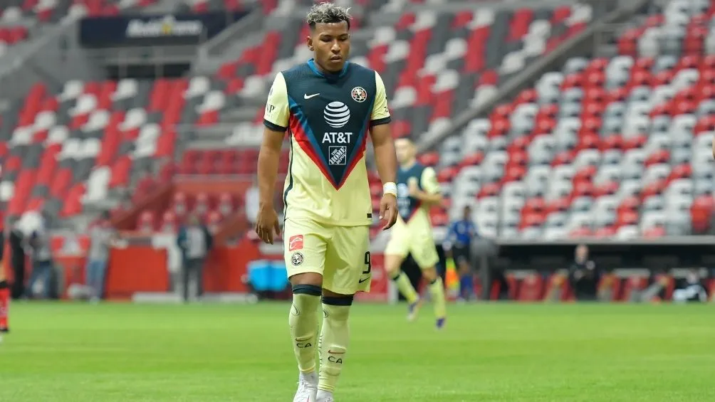 Roger Martínez en partido con América