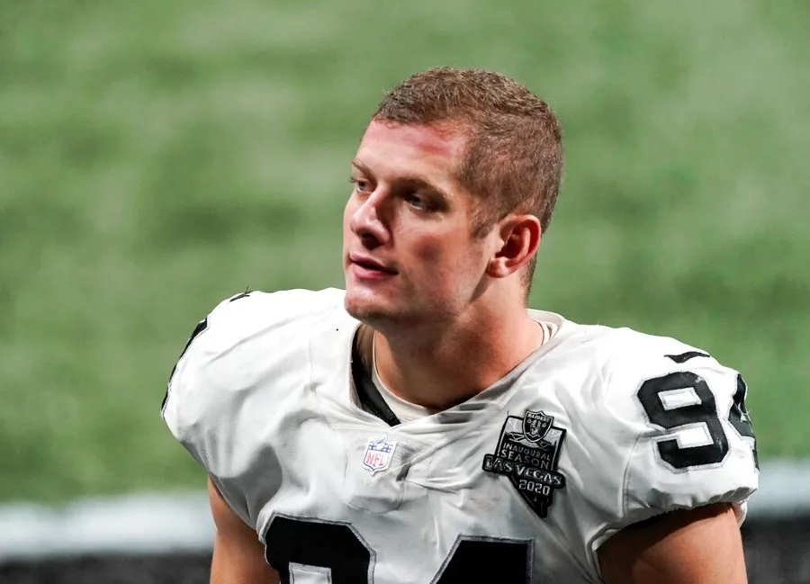 Carl Nassib durante un partido con los Raiders
