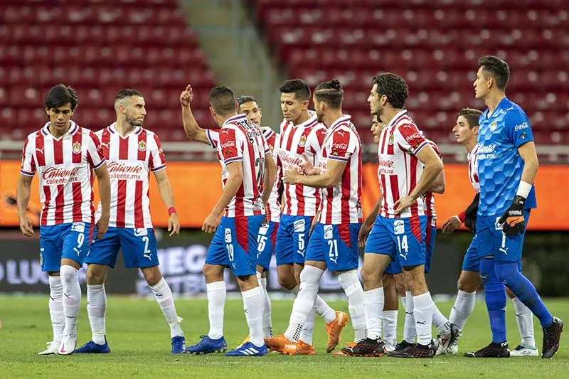 Jugadores de Chivas tras un duelo en el estadio Akron