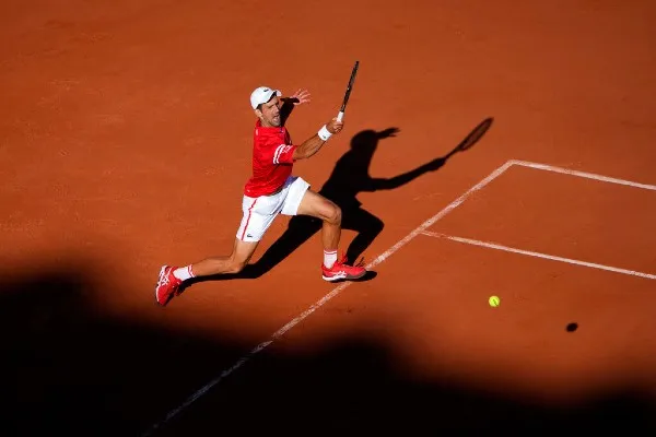 Novak Djokovic en acción en el Abierto de Francia