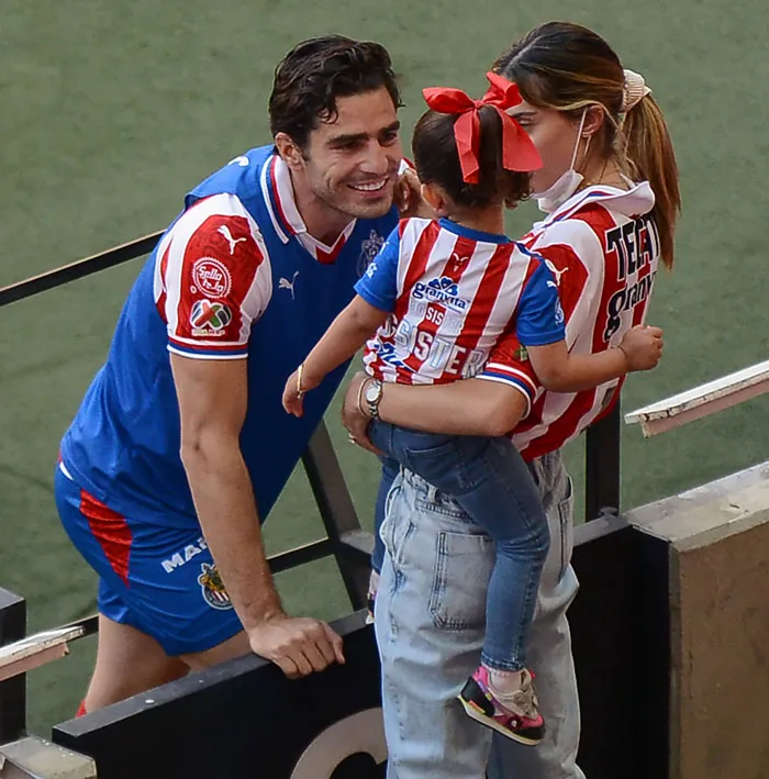 IMAGO7 El central hablando con su familia antes de un partido con Chivas