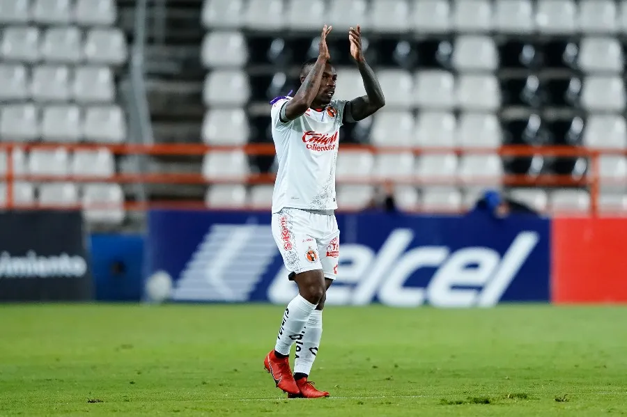 Fabián Castillo durante un partido con Xolos