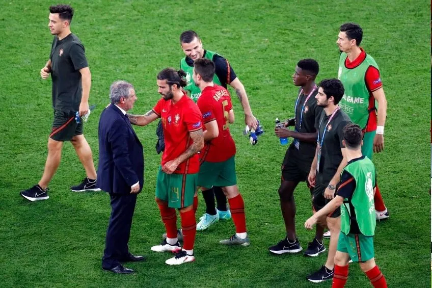 AP Santos habla con sus jugadores tras el partido