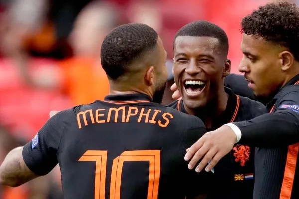 TWITTER @GWijnaldum Georginio Wijnaldum celebra con sus compañeros de equipo