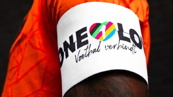 TWITTER @KNVB Brazalete que portará Georginio Wijnaldum