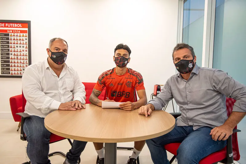 El colombiano firmando su contrato con el club brasileño