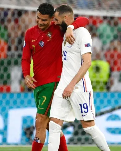 AP Cristiano y Benzema en el descanso del juego