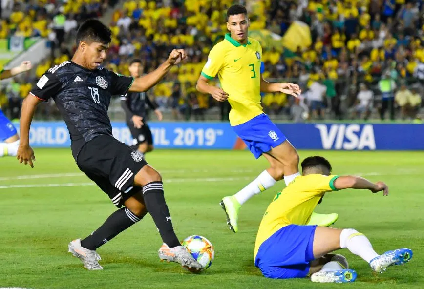 IMAGO7 Efraín Álvarez deja un hombre en el camino