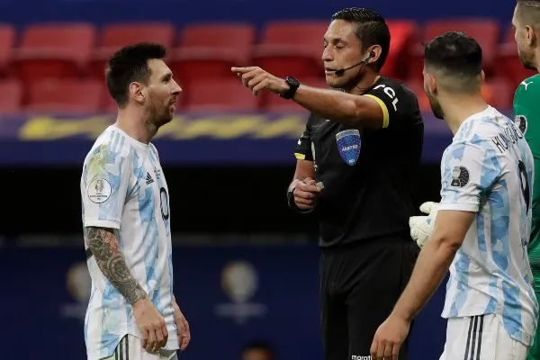 AP Leo Messi frente al árbitro en la Copa América