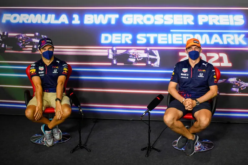 AP Los pilotos de Red Bull en conferencia de prensa