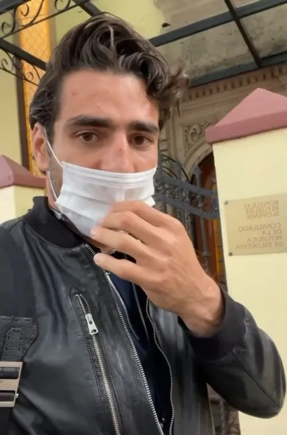 @pollobv Briseño a la salida de la Embajada Española