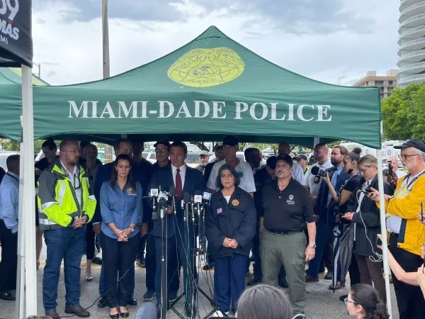 TWITTER @MiamiDadeFire Conferencia de prensa sobre el derrumbe en Surfside, Miami