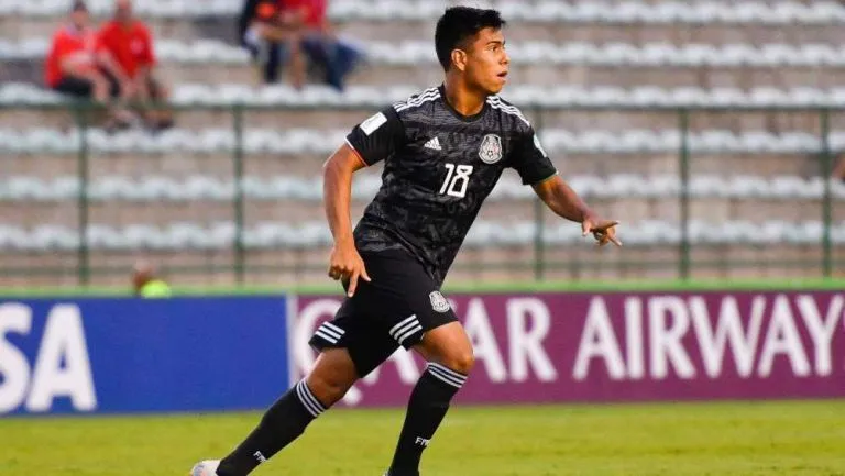 IMAGO7 Efraín Álvarez en acción con México