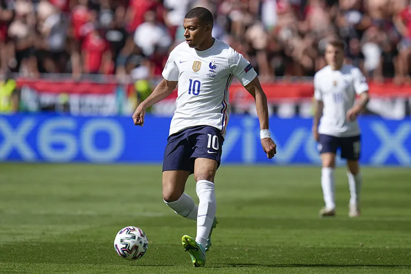Kyllian Mbappé durante un duelo con Francia