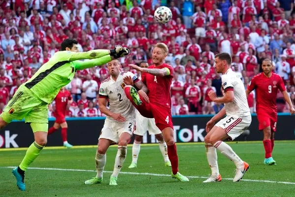 Thibaut Cortois en acción con Bélgica en la Eurocopa