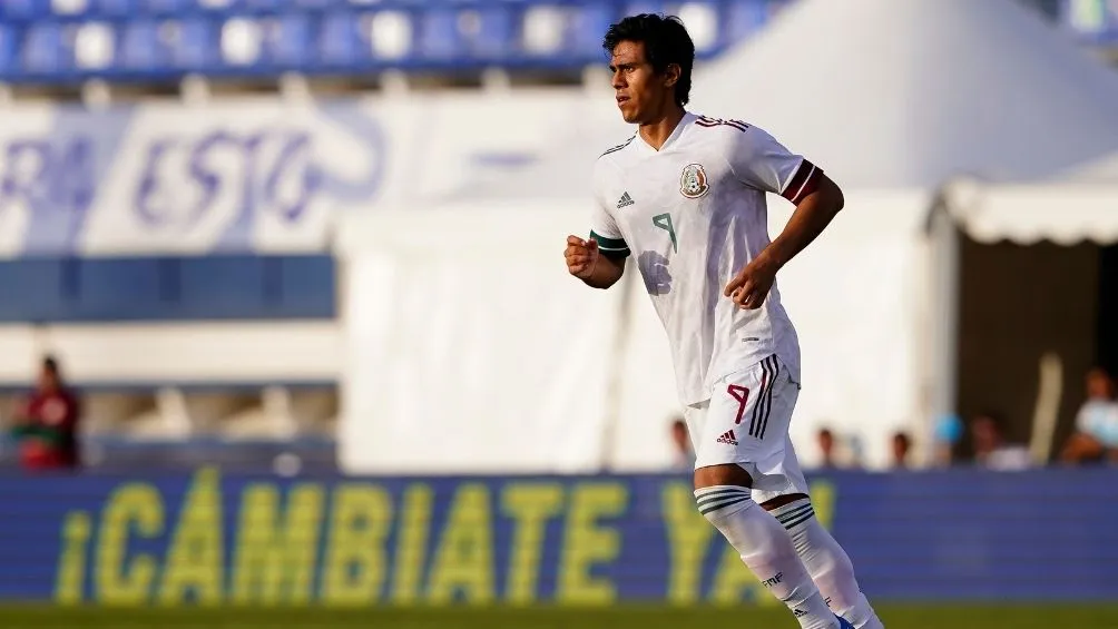 IMAGO7 Macías en un juego con la Selección