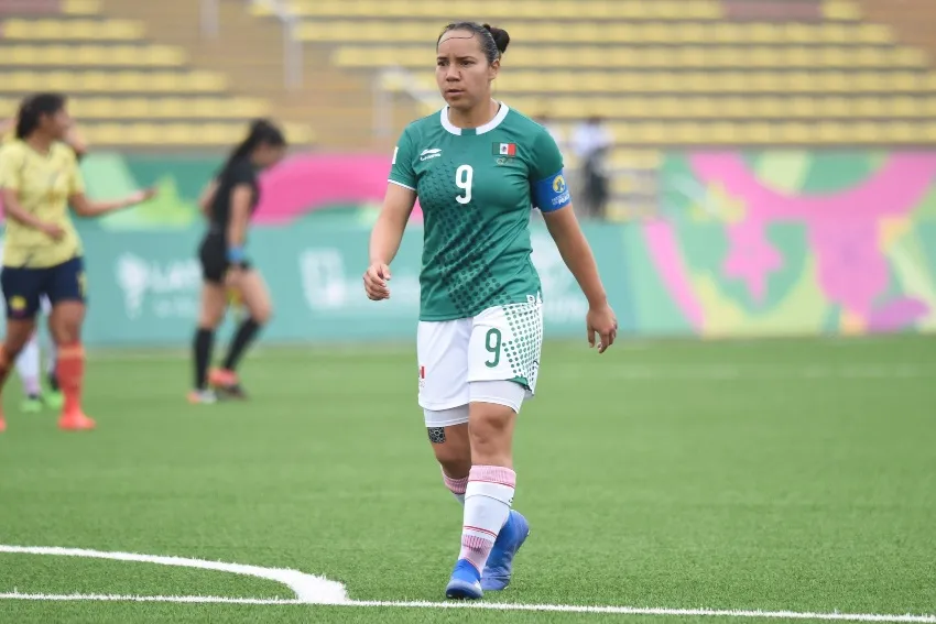 Charlyn Corral en un partido con la Selección Mexicana