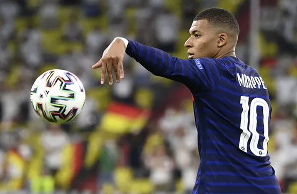 Kylian Mbappé en partido de la Euro con Francia