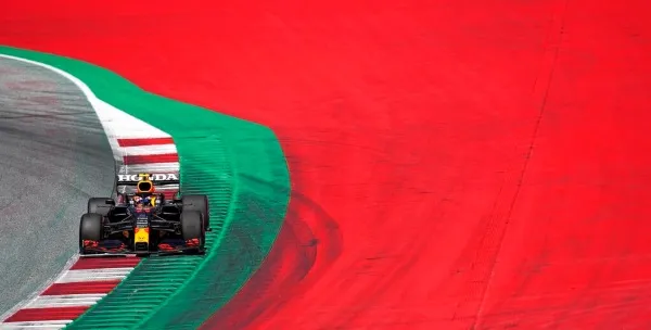 Checo Pérez durante una carrera