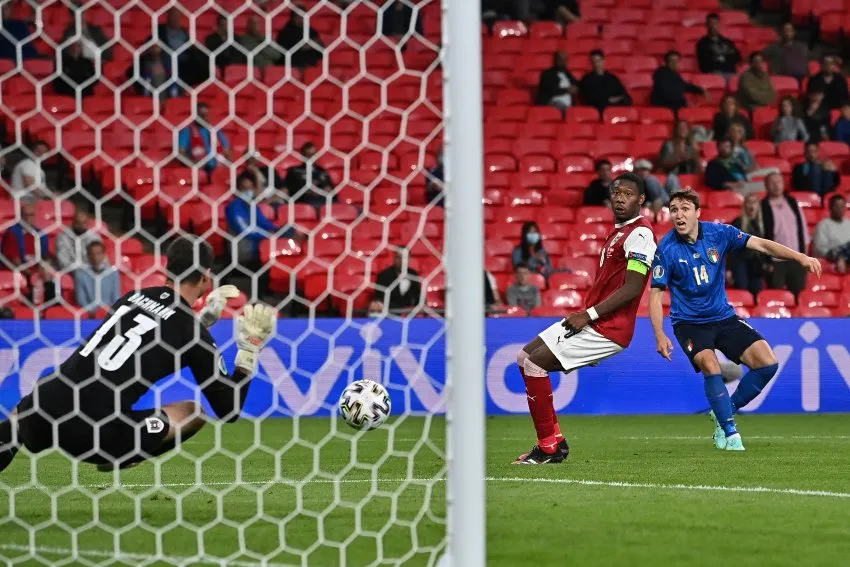 Chiesa anotando el gol para Italia