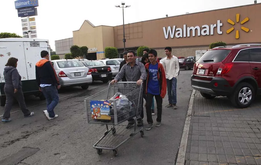 Habitantes de la Ciudad de México en supermercado