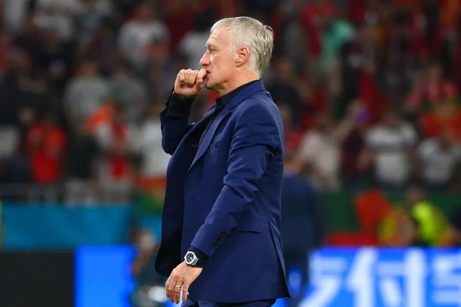 AP Didier Deschamps durante un partido con Francia