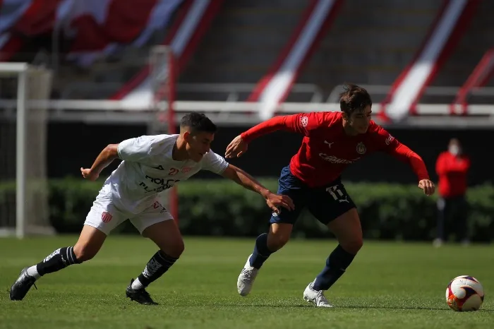 Brizuela en acción ante Chivas