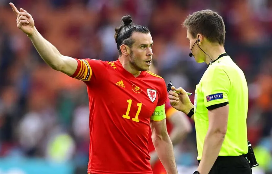 Bale reclama al árbitro