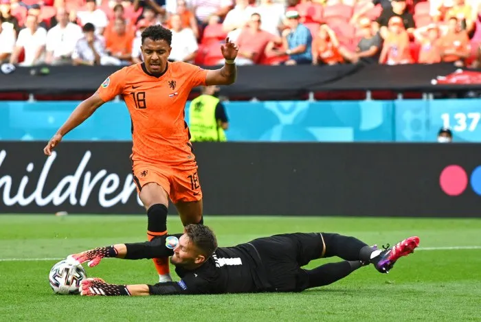 AP Malen en acción ante Vlacik