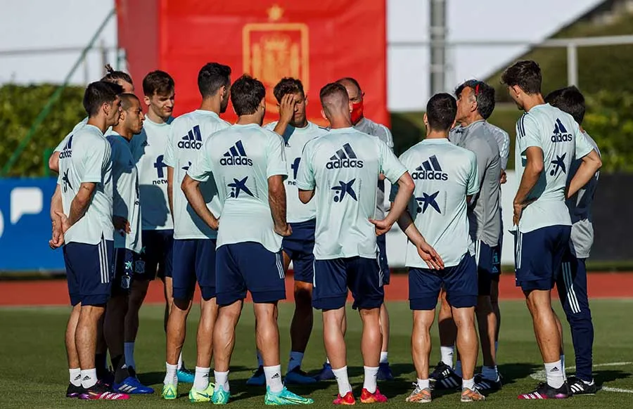 Luis Enrique charla con sus dirigidos en entrenamiento