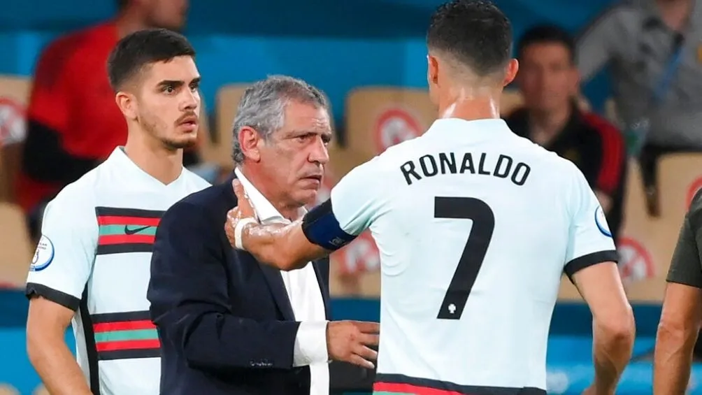 AP Fernando Santos en el partido con Portugal