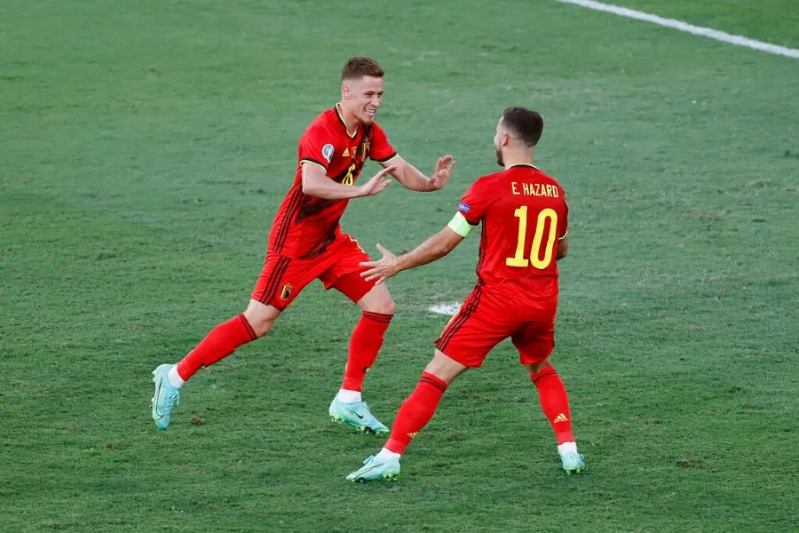 Thorgan y Eden Hazard festejando gol vs Portugal