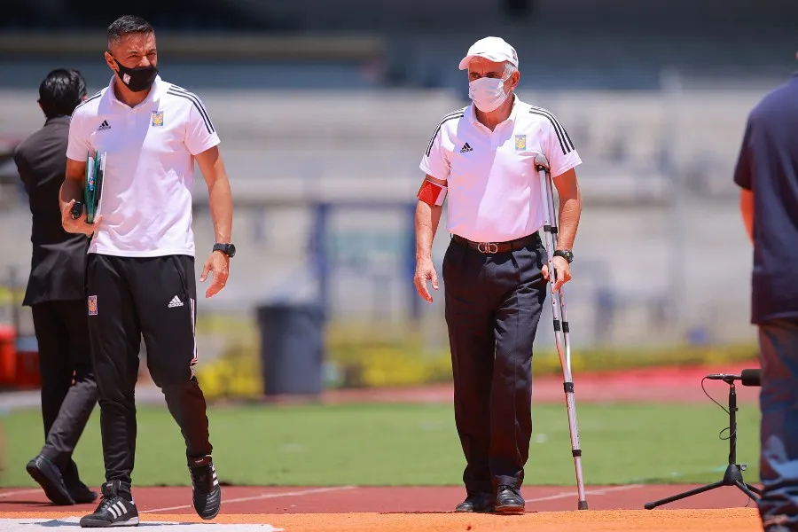Tuca Ferretti durante un partido con Tigres