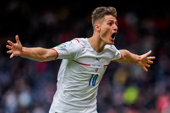 AP Schick festeja su golazo contra Escocia