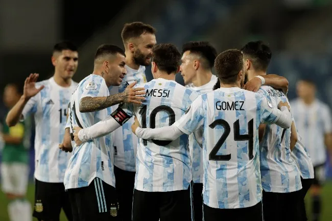 AP Jugadores de Argentina se abrazan tras un gol