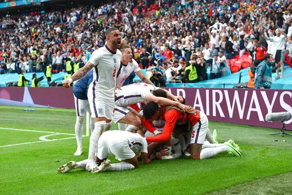 AP Los jugadores ingleses celebran el gol contra Alemania