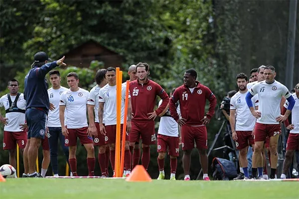 AGENCIA RÉCORD | MIGUEL PONTÓN La charla de Reynoso en el entrenamiento de pretemporada