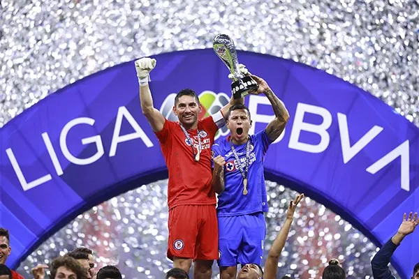 El defensa de la Máquina levanta el título junto a Corona