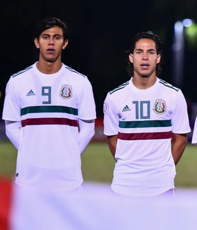 IMAGO7 Lainez y Macías previo a un partido con México