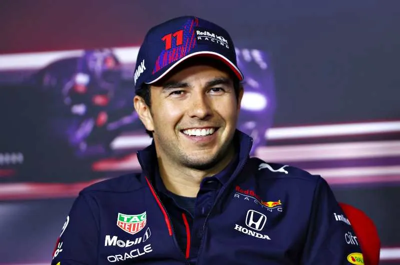 Checo Pérez en conferencia