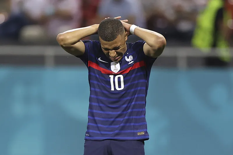 AP Kylian Mbappé tras fallar un penalti con Francia
