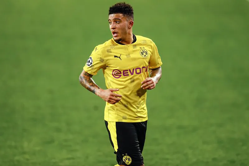 ESPECIAL Jadon Sancho en un duelo con el Borussia Dortmund