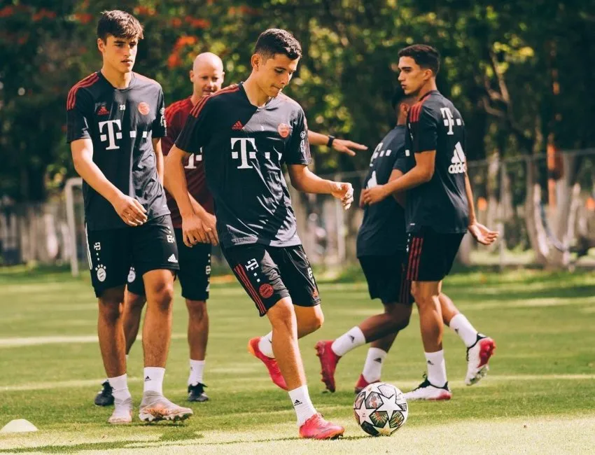 Manuel Aguilar en un entrenamiento con el Bayern Munich