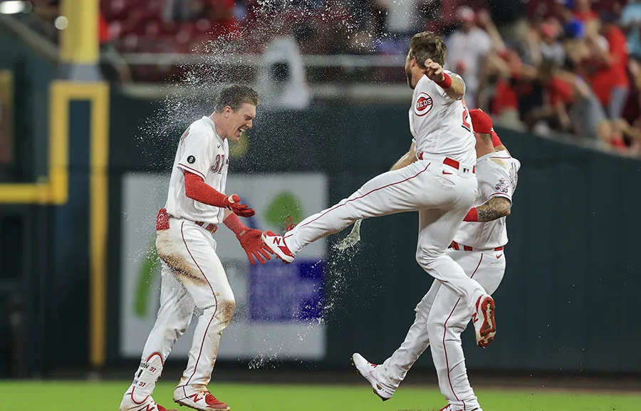 AP Tyler Stephenson tras conectar el batazo del triunfo