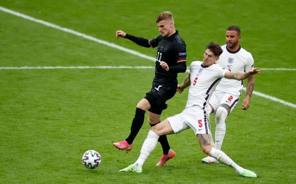 AP John Stones y Kyle Walker en acción con Inglaterra