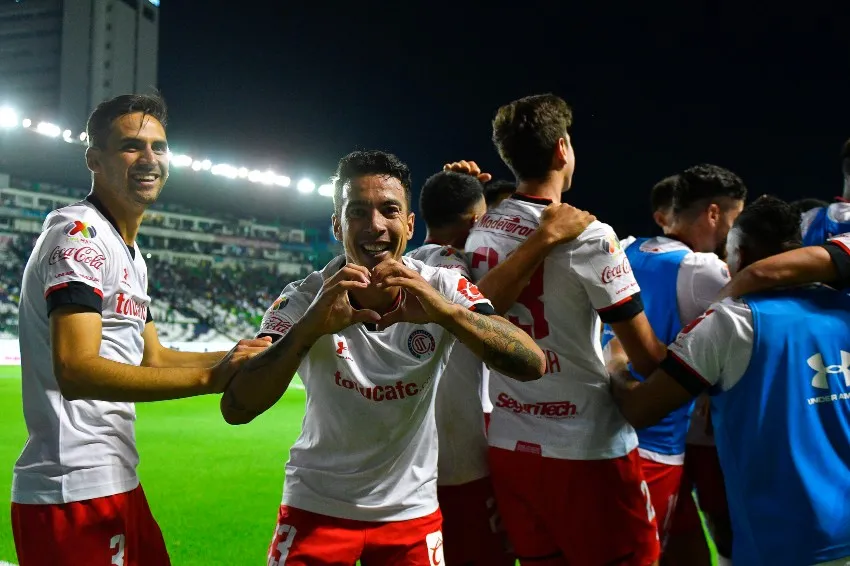 Jugadores del Toluca festejando un gol a favor