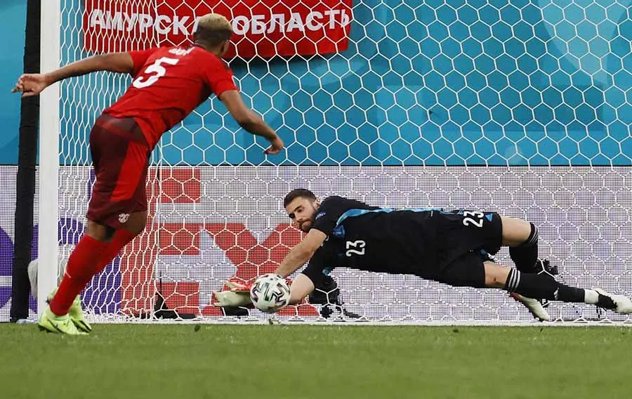 EFE Simón ataja el disparo desde los once pasos de Manuel Akanji