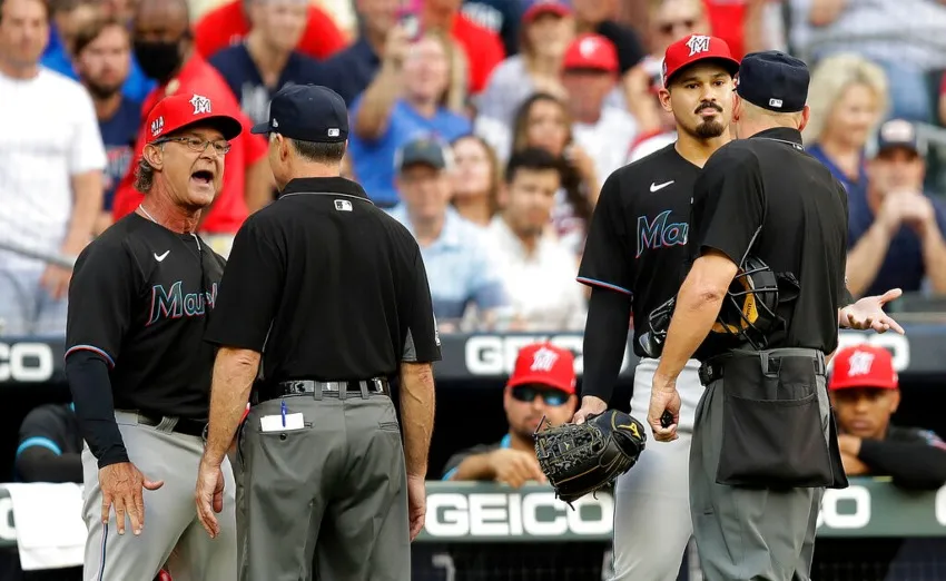 Don Mattingly y Pérez hablando con los umpires